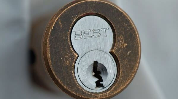 Замена личинки замка входной двери в Санкт-Петербурге